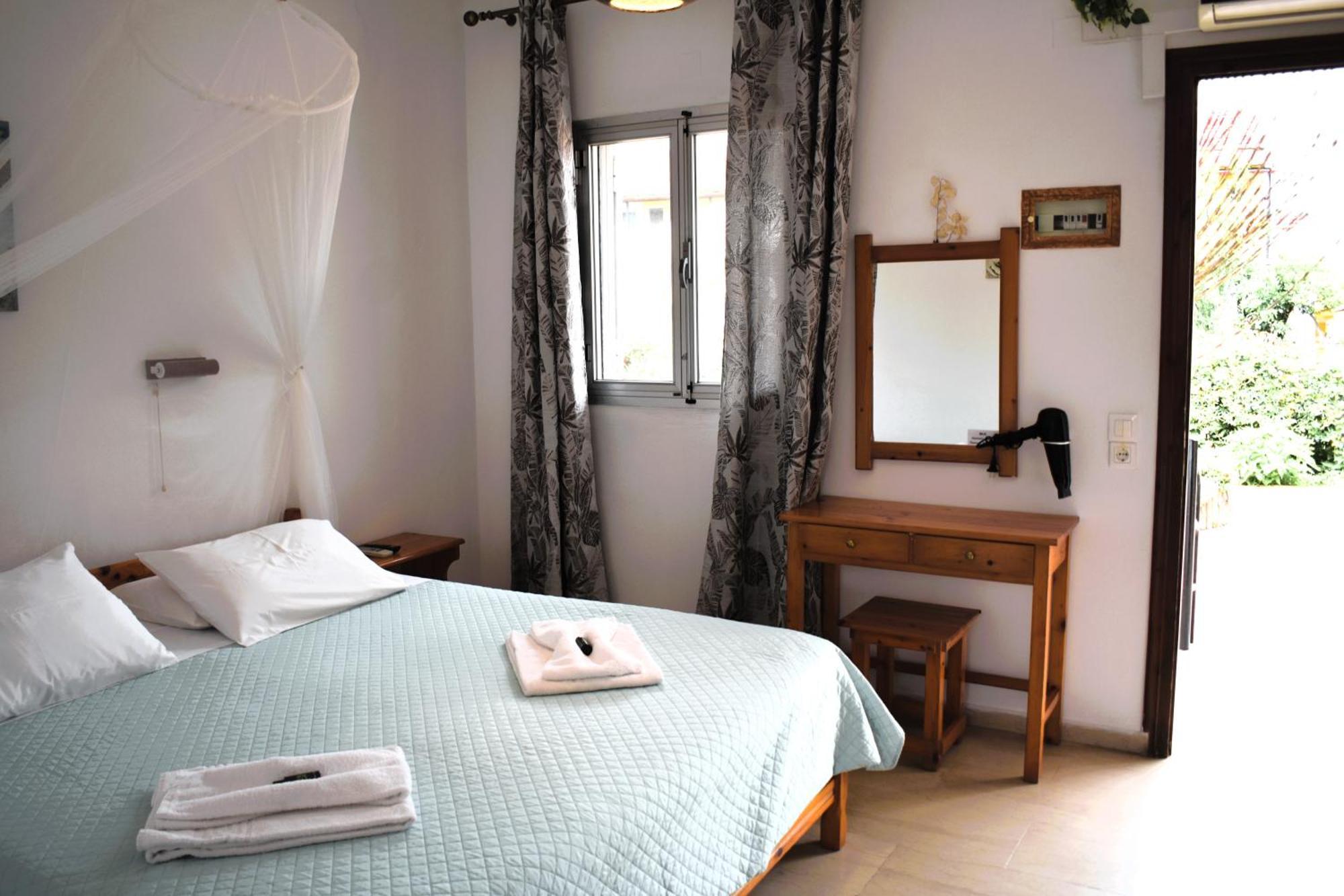 Kostas Apartments & Studios Agios Georgios Pagon Exteriör bild