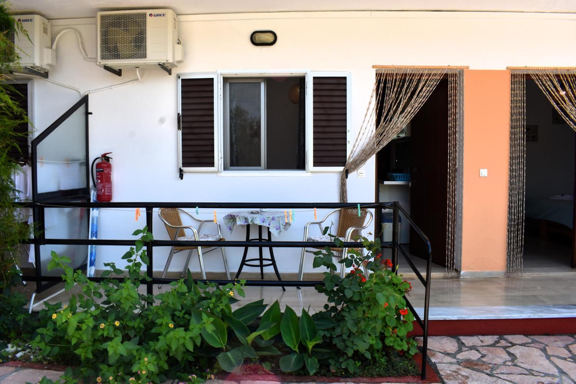 Kostas Apartments & Studios Agios Georgios Pagon Exteriör bild