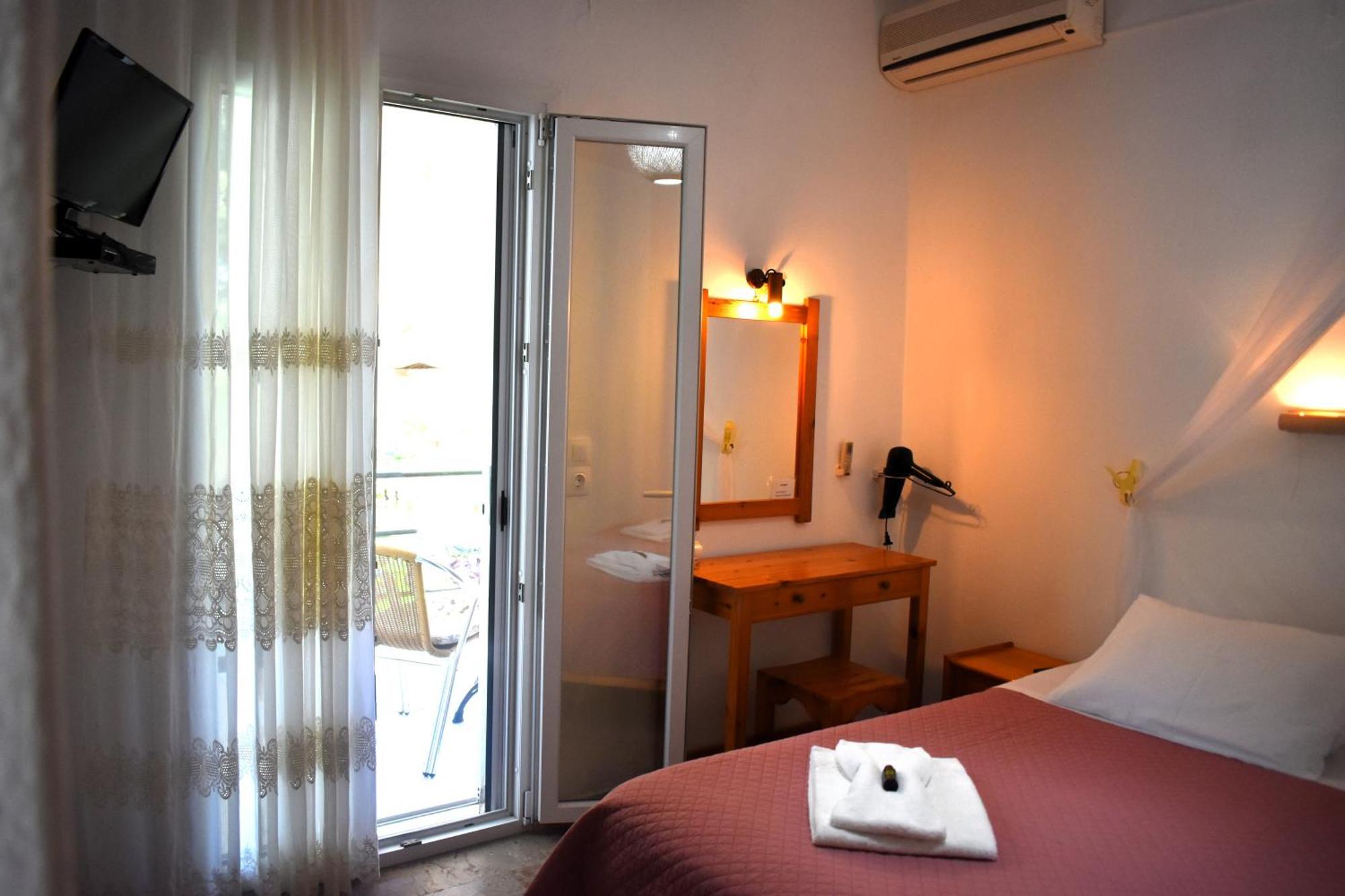 Kostas Apartments & Studios Agios Georgios Pagon Exteriör bild